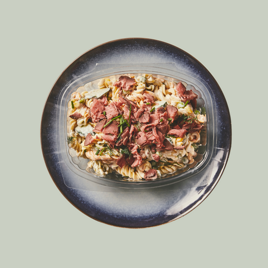 Hjemmelavet pastasalat med roastbeef
